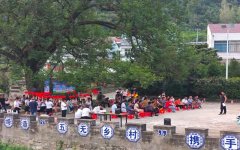 “童伴妈妈”张红每日陪同留守儿童进修